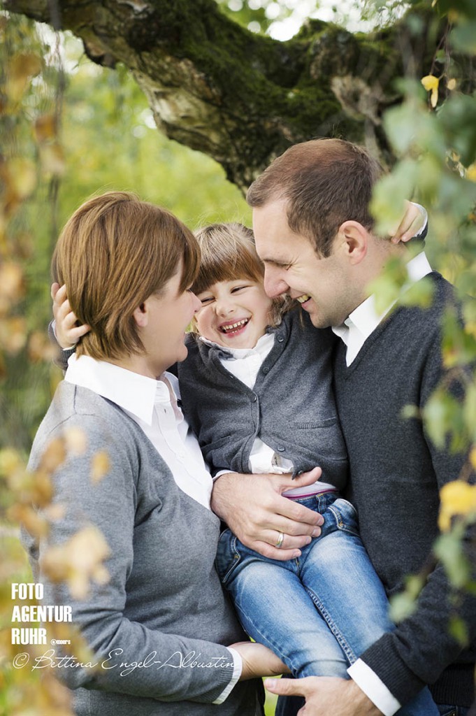 Familienbilder - Familie Denise & Daniel Hemmers mit Alea (3) im herbstlichen Stadtpark  - am Montag, den 12. Oktober 2015
